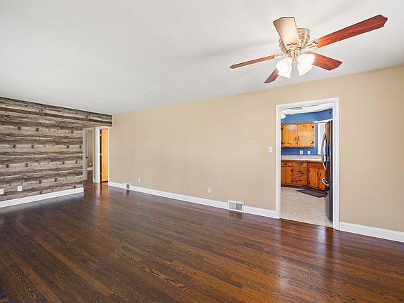 4th image of 738 Della Dr