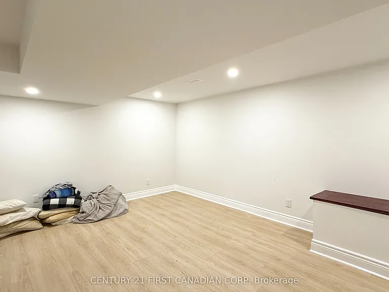 80 Rollscourt Pl — Photo 17
