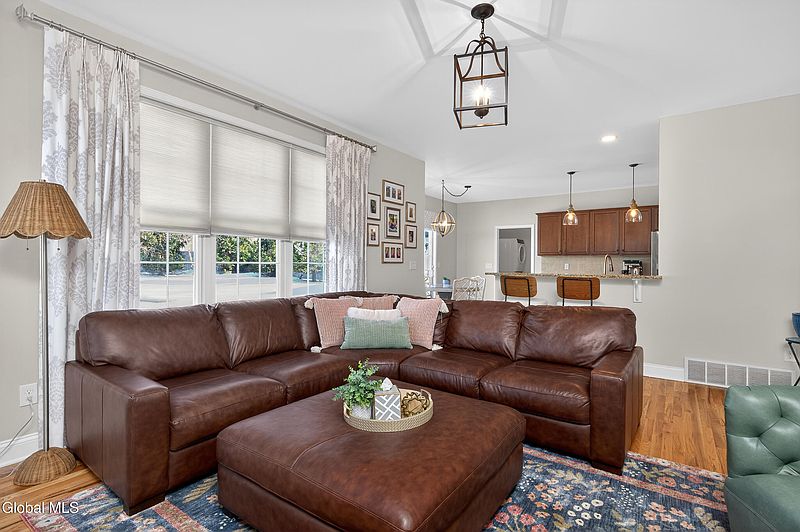 5th image of 4 Matthews Court