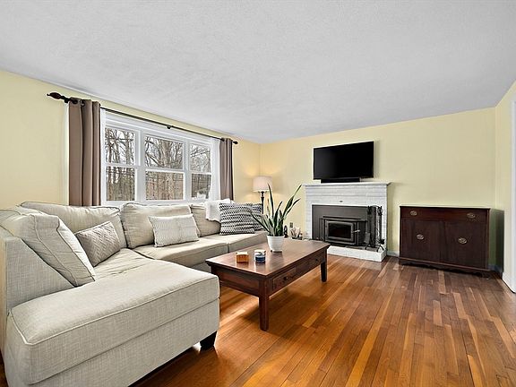 3rd image of 246 Woodland Dr