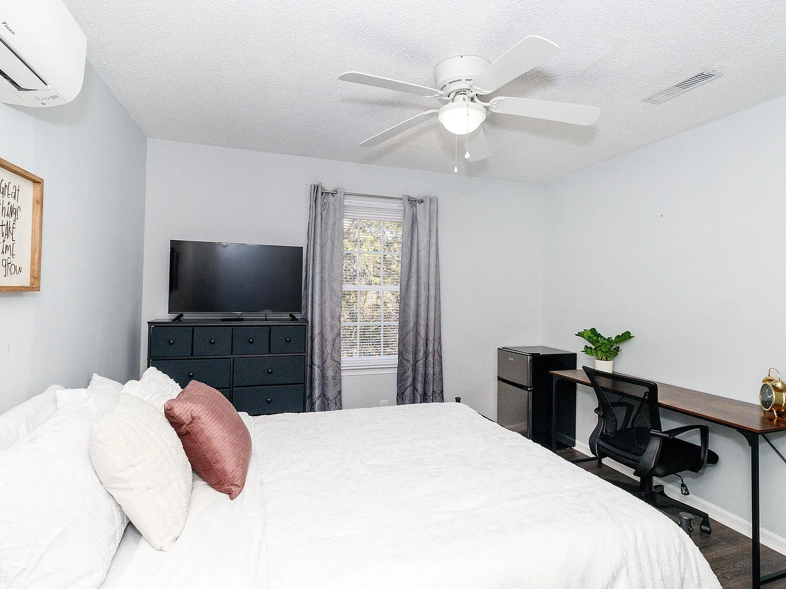 4 bed, 3.0 bath, 2326 sqft, $1,213 — Photo 4