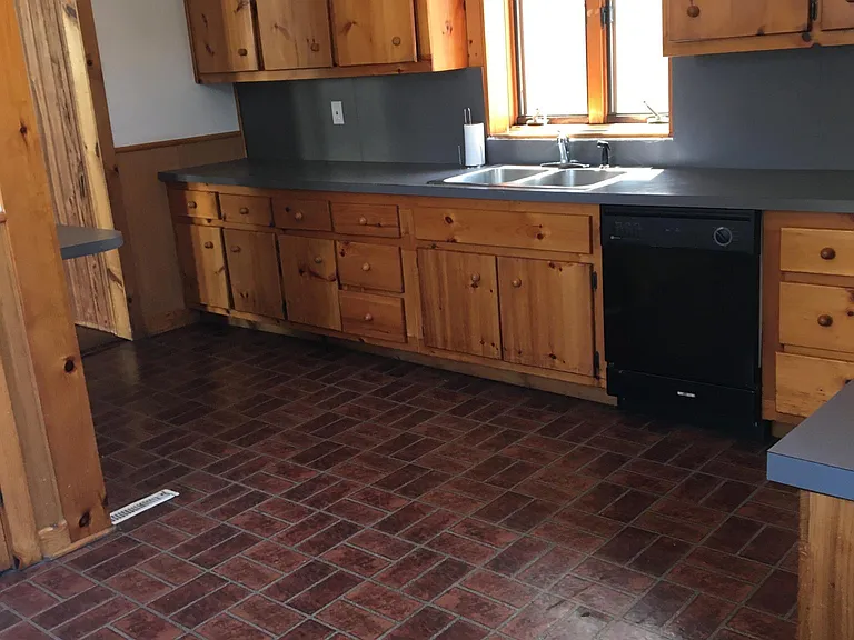 119 W Burke St — Photo 12