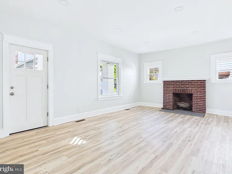 225 S 17th St — Photo 8