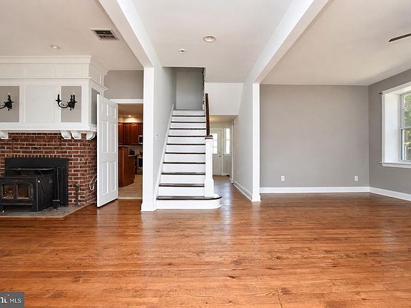 5th image of 502 Burlington Ave