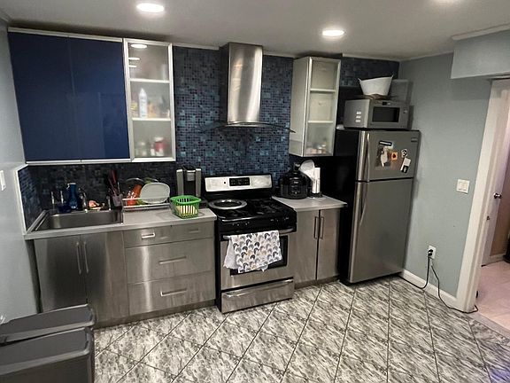 3rd image of 870 Tysens Ln #1