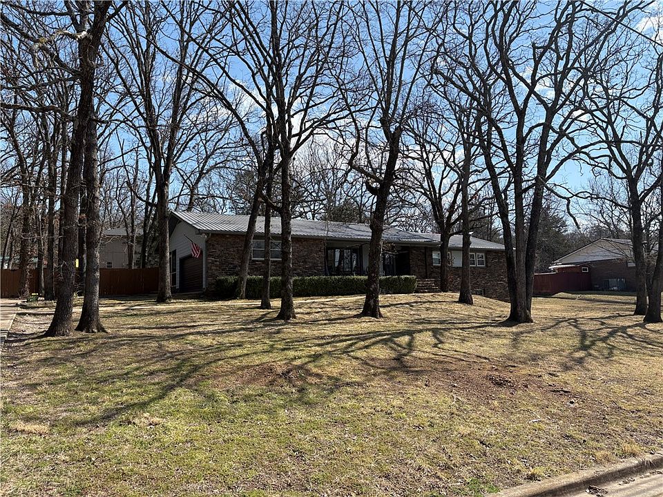 2nd image of 1003 Jackson St