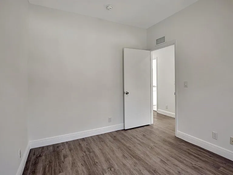 1104 S 20th Ave — Photo 18