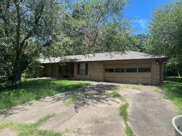 901 Chinaberry Dr, Bryan, TX 77803
