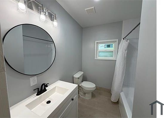 3rd image of 72 E 32nd St