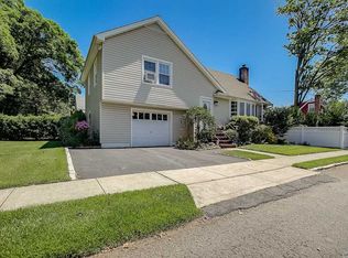 16 Elm St, Malverne, NY 11565