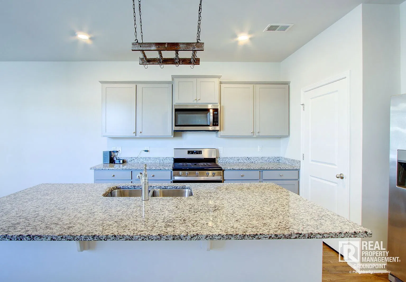 3 bed, 2.0 bath, 1616 sqft, $2,200 — Photo 3