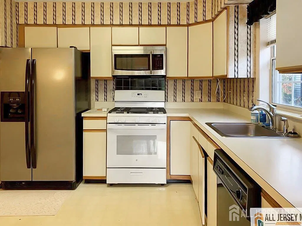 2 bed, 2.0 bath, 1318 sqft, $2,500 — Photo 2