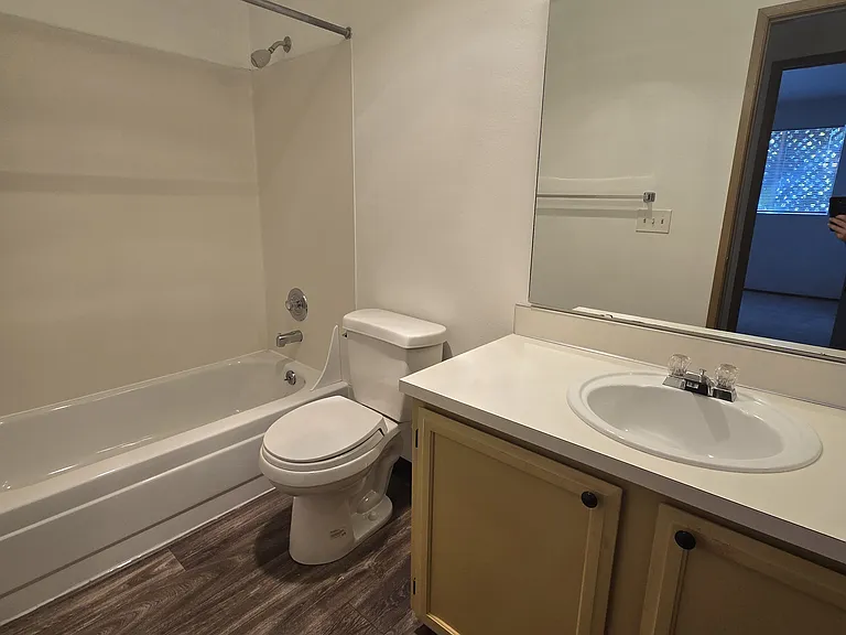 Isherwood Apartments — Photo 8
