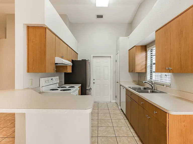 1440 Tiverton Dr — Photo 7