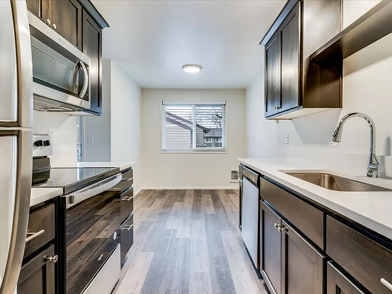 Barclay Square Where Convenience Meets Community Up to 1-Month Free! — Photo 36