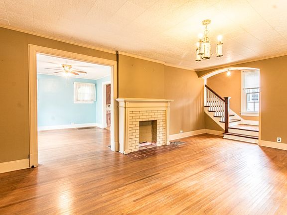 4th image of 10 Glenwood Blvd