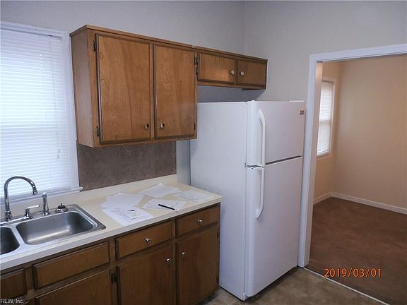 4th image of 913 Russell Ct W