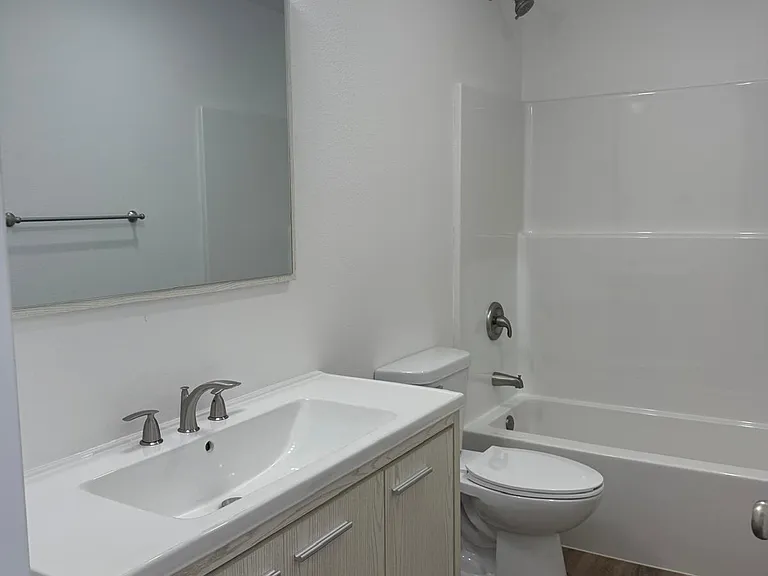 2022 N Weller Ave #B — Photo 10