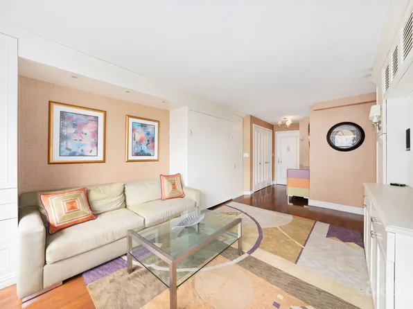 225 East 36th Street image 3 of 11