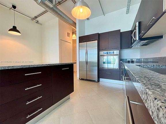5th image of 3029 NE 188th St APT 807