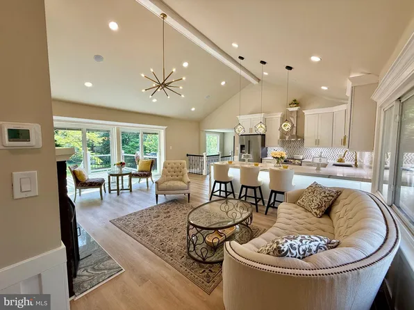 9905 Stoughton Rd, Fairfax, VA 22032