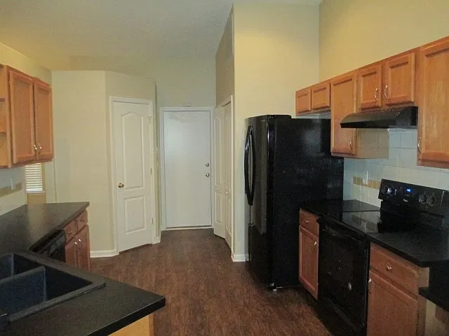 3 bed, 2.0 bath, 1577 sqft, $1,910 — Photo 2
