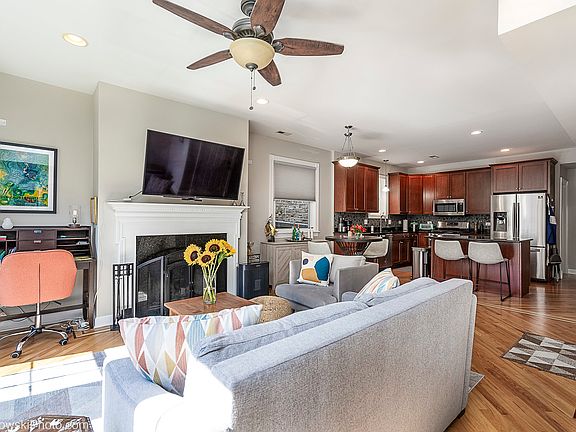 3rd image of 3042 N Oakley Ave #2S