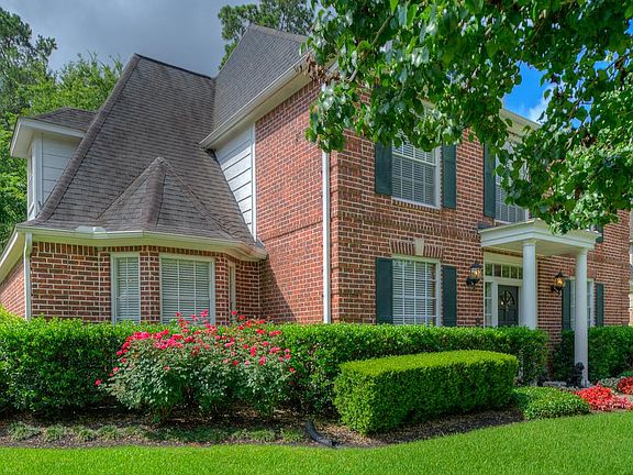 Elegant Architectural Lines add to the Wonderful Appeal