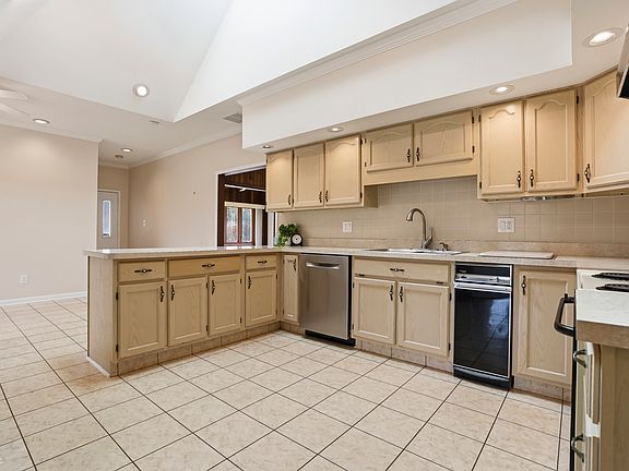4th image of 9208 Tamarack Dr