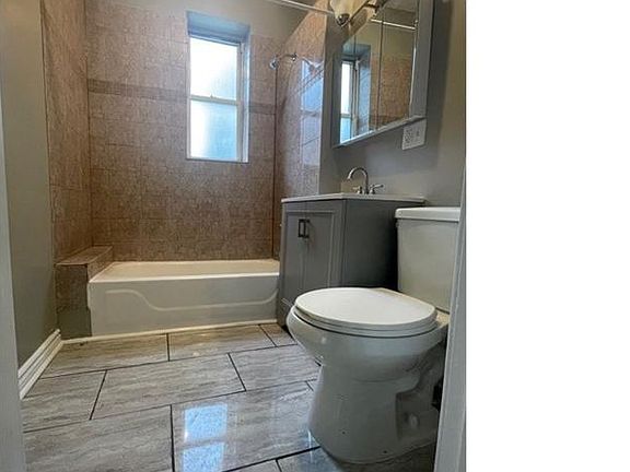 4th image of 4433 W Adams St #1