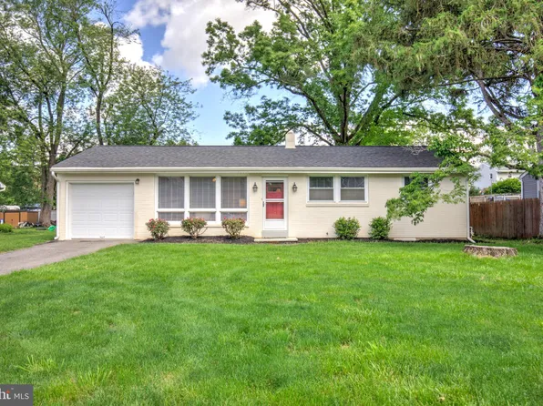 1527 Eden Rd, Lancaster, PA 17601