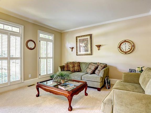 3rd image of 215 Winnipeg Ln