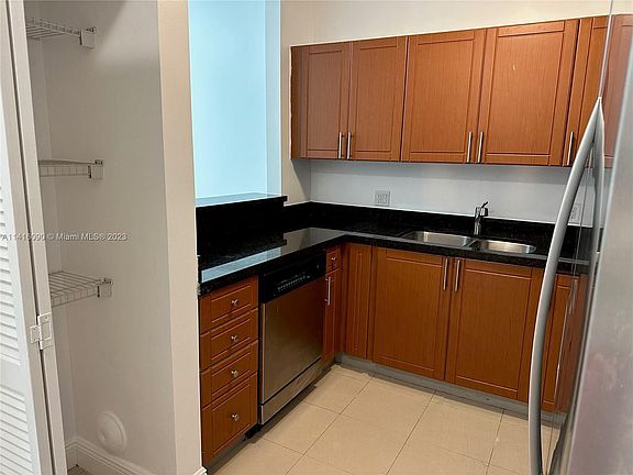 5th image of 652 NE 63rd St APT 304