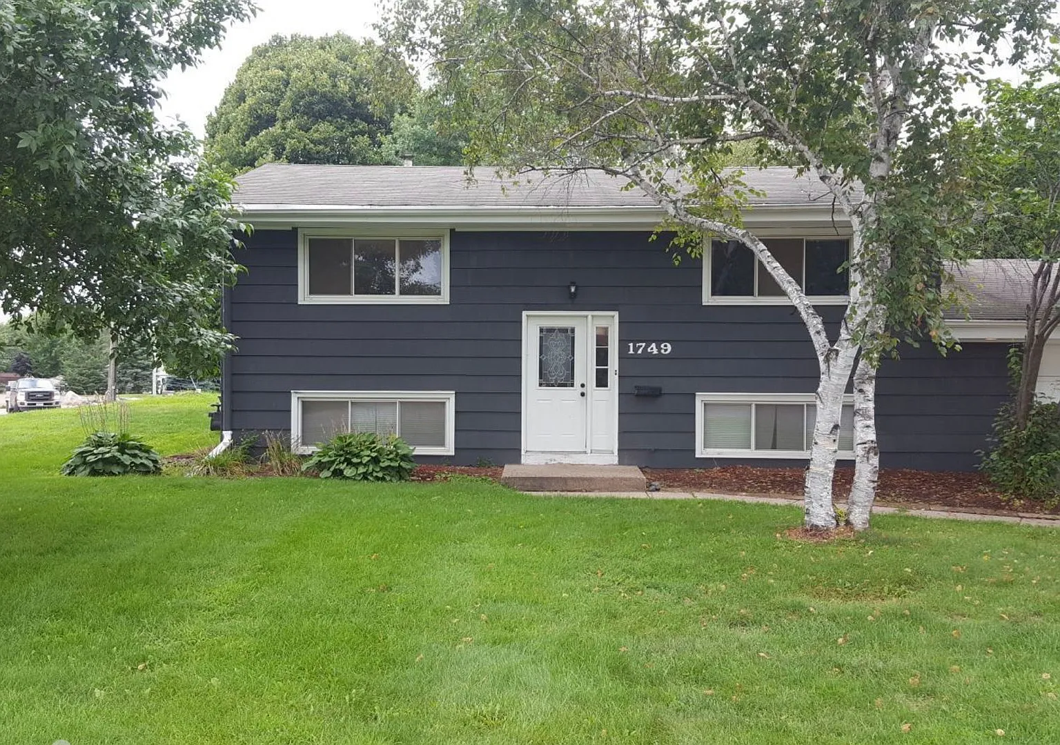 Stunning 3 Bedroom 2 Bathroom Home in St. Paul Park! — Photo 1