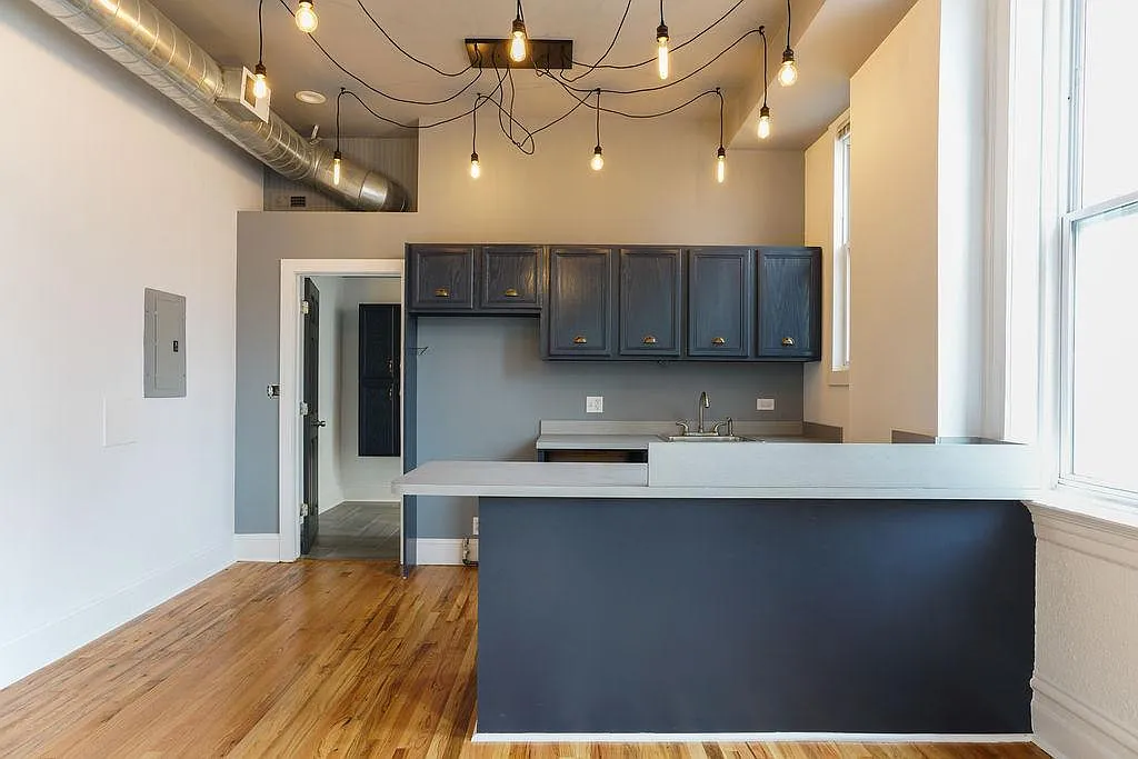 2 bed, 700 sqft, $2,550 — Photo 3
