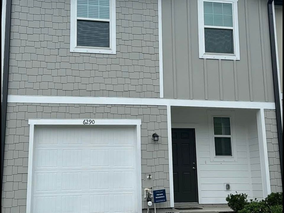 Furnished room in a new townhouse. Includes bed, TV, and private bathroom. Access to kitchen (light use), laundry, and shared areas. Quiet, clean home. Ideal for a respectful, responsible tenant. No smoking.
