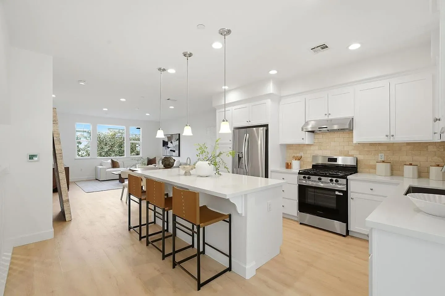 4 bed, 1914 sqft, $7,000 — Photo 1