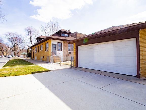 2nd image of 5858 N Rockwell St