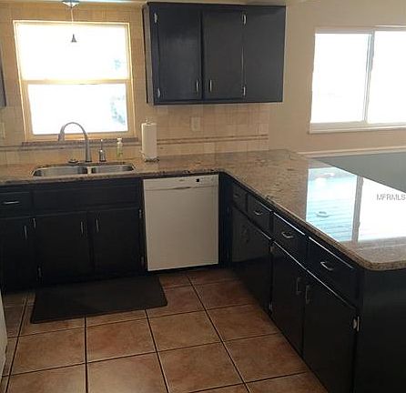 5th image of 221 Parkdale Ave