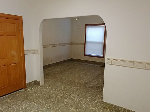 Dining room looking into living room / Vista del comedor hacia la sala de estar
