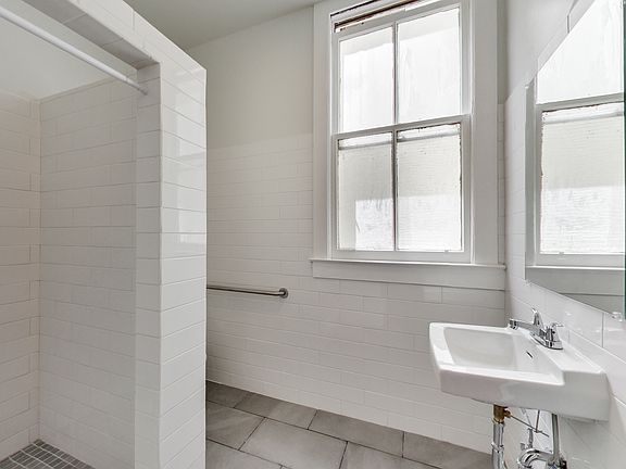 4th image of 124 Waverly Pl #213