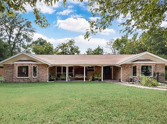 2nd image of 305 Pecan Dr
