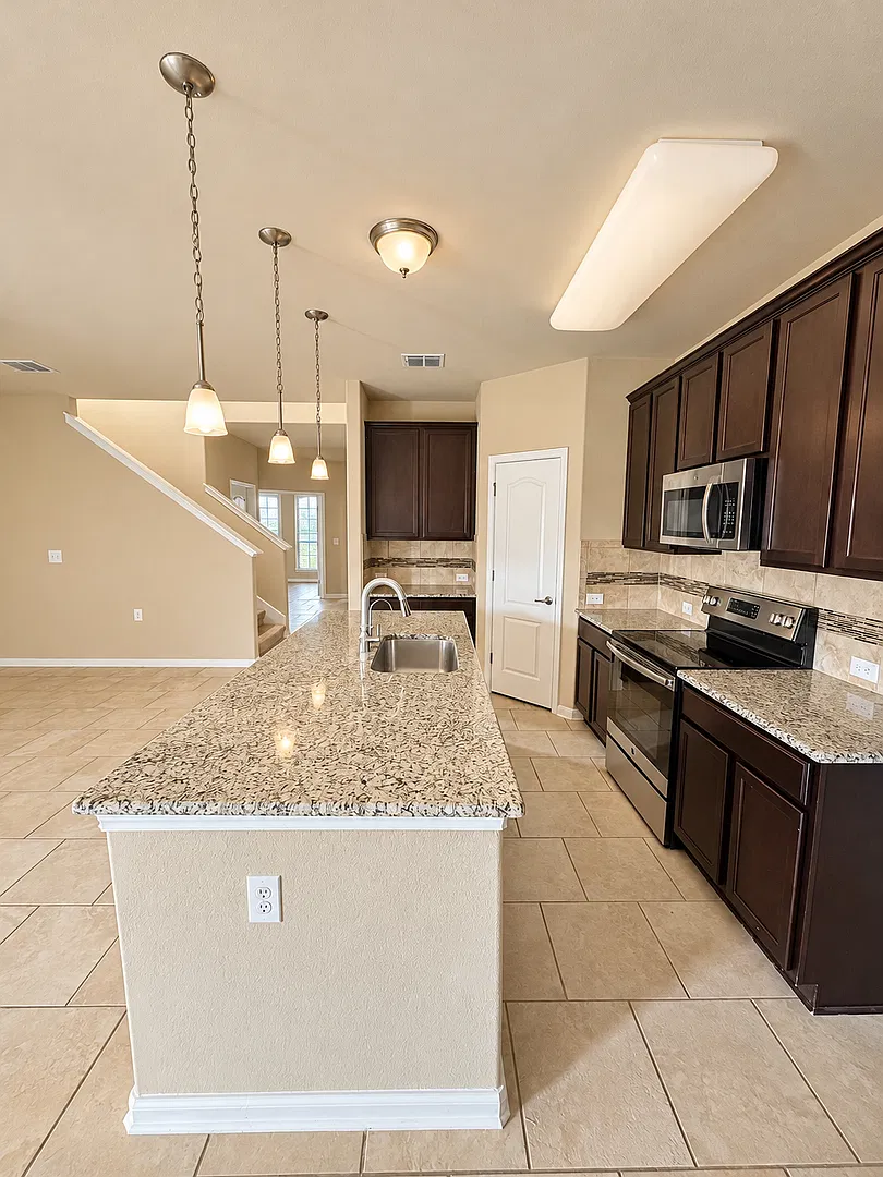 Fall Specials! 3bed 2 1/2 Bath Corner-Lot Home In Hunters Pond — Photo 3