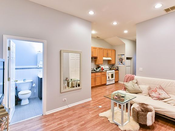 3rd image of 840 N Damen Ave APT 2F