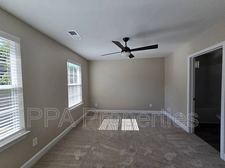 402 Giles St — Photo 7