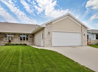 2902 Fieldcrest Dr, Kaukauna, WI 54130