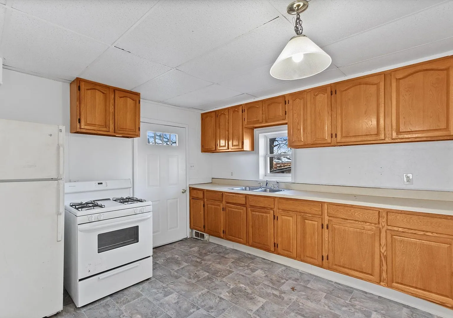 Bright 3 Bedroom, 1.5 Bath Home with Private Yard! — Photo 2