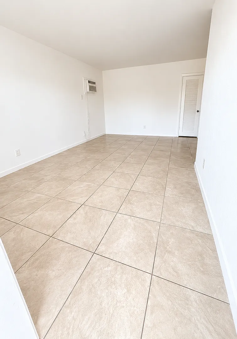 3611 N Dixie Hwy — Photo 2