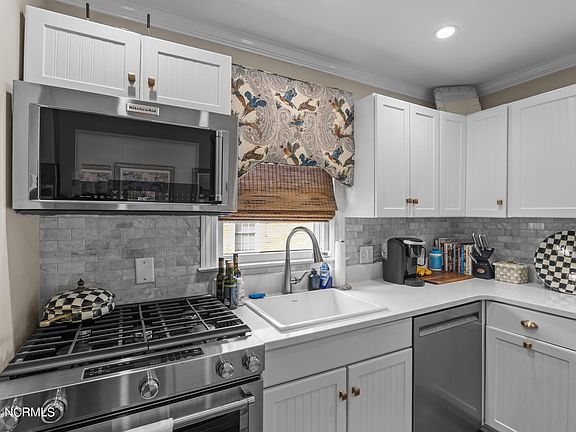 3rd image of 1726 Beaumont Drive