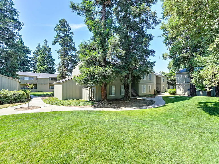 The Redwoods Apartments — Photo 17
